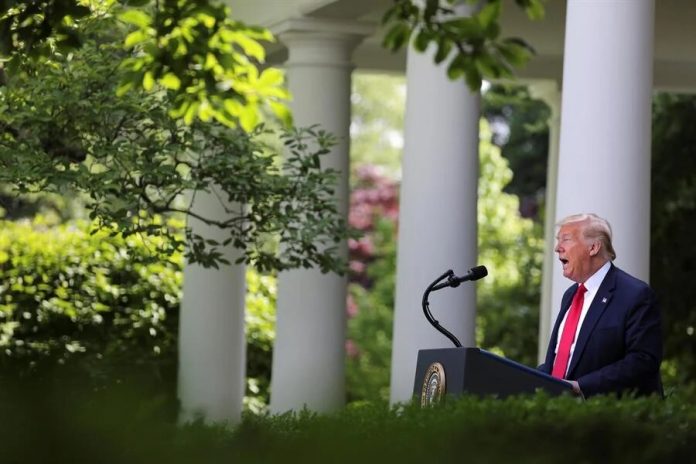 El presidente de Estados Unidos, Donald Trump, fue registrado la víspera, durante una intervención en los jardínes de la Casa Blanca, en Washington DC (EE.UU.). EFE/Oliver Contreras