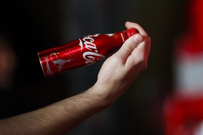 Un hombre sostiene una botella de Coca-Cola. EFE /David Fernández /Archivo