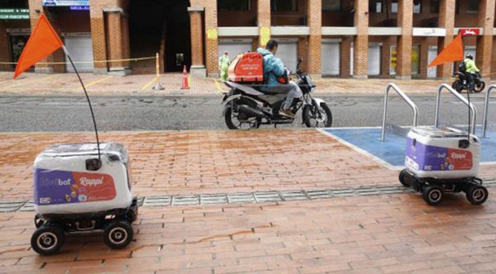 Dos robots entregan domicilios en Medellín durante la cuarentena por COVID