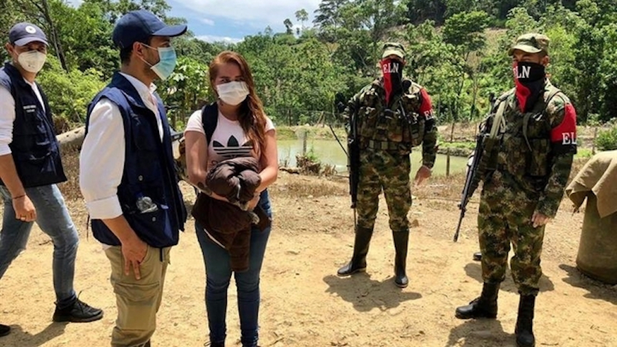 Fotografía cedida por la Defensoría del Pueblo de la liberación de dos integrantes de la Policía Nacional y cuatro civiles que estaban en poder del Ejército de Liberación Nacional (ELN) este domingo en el Catatumbo (Colombia). EFE / Defensoría del Pueblo.