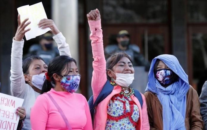 Un grupo de indígenas Embera protestan para rechazar la violación de una niña de 12 años perteneciente a su comunidad este lunes, en el cantón militar, en Bogotá (Colombia). EFE/Mauricio Dueñas Castañeda