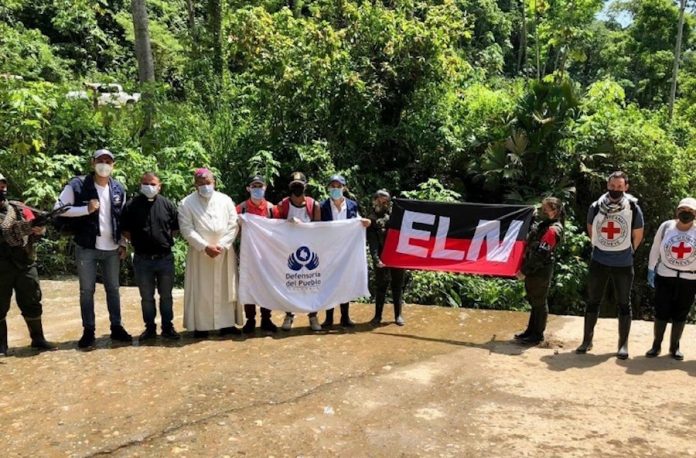 Fotografía cedida por la Defensoría del Pueblo de la liberación de dos integrantes de la Policía Nacional y cuatro civiles que estaban en poder del Ejército de Liberación Nacional (ELN) este domingo en la región del Catatumbo (Colombia). EFE/Defensoría del Pueblo.