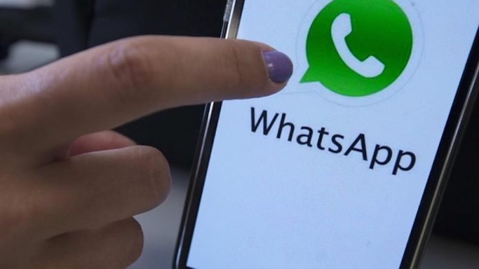 Fotografía de un teléfono móvil con el logo de la aplicación tecnológica WhatsApp. EFE/Marcelo Sayão/Archivo