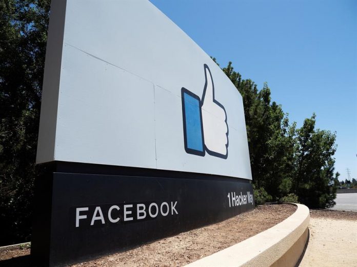 Imagen de un "Like" de Facebook en la sede de la compañía en Menlo Park, California (EE.UU.), este 29 de junio de 2020. EFE/John G. Mabanglo