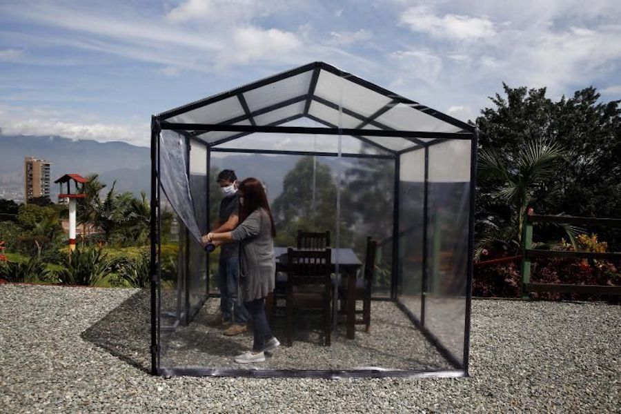 Carmen Elisa Castillo, gerente de la empresa Castilaver, instala un quiosco fabricado por su empresa, en un restaurante de Medellín (Colombia)