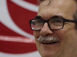 Exjefe de las FARC y exlíder de los paramilitares conversan por primera vez