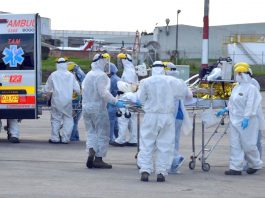 Fotografía cedida por la Fuerza Aérea de Colombia (FAC), que muestra a personal médico recibiendo a pacientes heridos que dejó el incendio y explosión de un camión cisterna cargado de gasolina que se volcó en la carretera entre las ciudades colombianas de Barranquilla y Santa Marta