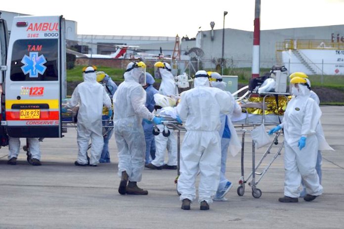 Fotografía cedida por la Fuerza Aérea de Colombia (FAC), que muestra a personal médico recibiendo a pacientes heridos que dejó el incendio y explosión de un camión cisterna cargado de gasolina que se volcó en la carretera entre las ciudades colombianas de Barranquilla y Santa Marta