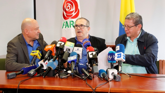 En la imagen, el líder del partido de la FARC, Rodrigo Londoño (c), junto a Carlos Antonio Lozada (i) y Pablo Catatumbo (d). EFE/ Mauricio Dueñas Castañeda/Archivo