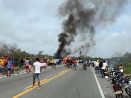 Fotografía cedida por la Alcaldía de Puebloviejo del momento en que se incendia un camión cisterna este lunes en Puebloviejo (Colombia). Al menos siete muertos y decenas de lesionados dejó este lunes el incendio de un camión cisterna cargado de gasolina que se volcó en la carretera entre las ciudades colombianas de Barranquilla y Santa Marta, informaron las autoridades. EFE/ Fabián Obispo Borja / ALCALDIA PUEBLOVIEJO