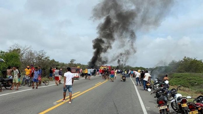 Fotografía cedida por la Alcaldía de Puebloviejo del momento en que se incendia un camión cisterna este lunes en Puebloviejo (Colombia). Al menos siete muertos y decenas de lesionados dejó este lunes el incendio de un camión cisterna cargado de gasolina que se volcó en la carretera entre las ciudades colombianas de Barranquilla y Santa Marta, informaron las autoridades. EFE/ Fabián Obispo Borja / ALCALDIA PUEBLOVIEJO