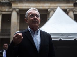 Expresidente Álvaro Uribe, en detención domiciliaria por orden de la Corte Suprema de Justicia, renunció este martes a su curul en el Senado.