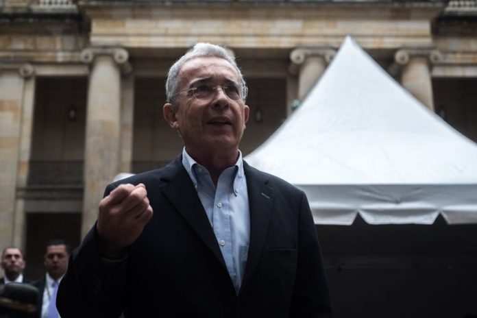 Expresidente Álvaro Uribe, en detención domiciliaria por orden de la Corte Suprema de Justicia, renunció este martes a su curul en el Senado.