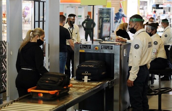 Colombia reanuda los vuelos internacionales tras una suspensión de casi seis meses