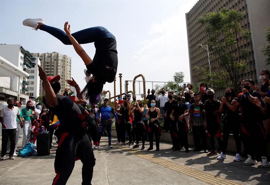 Bailarines de salsa realizan un plantón pidiendo que en Cali se celebre la tradicional feria de fin de año de manera virtual