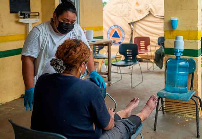 "Te advierten no ir pero la necesidad está", hablan los migrantes del Darién - migrante mientras recibe atención médica