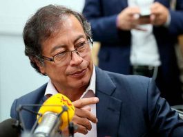 Petro presenta su campaña en plaza pública hablando de ambiente