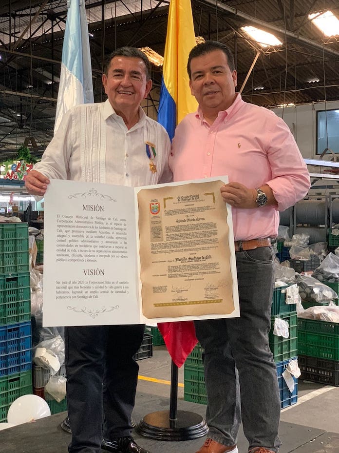 Concejal Roberto Ortiz Urueña, en la entrega de la Medalla Santiago de Cali en Grado Cruz de Oro, al empresario del calzado, Romulo Marín Correa