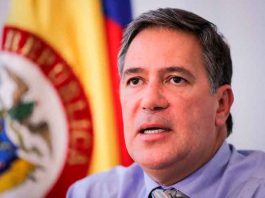 Exembajador colombiano es acusado de destruir pruebas del caso de una "narcofinca"
