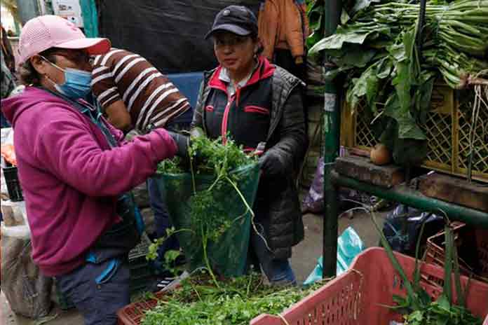 La inflación sigue agudizándose en Colombia y se sitúa en 8,53 % interanual - Comerciantes trabajan en la venta y distribución de alimentos en la plaza de mercado Corabastos