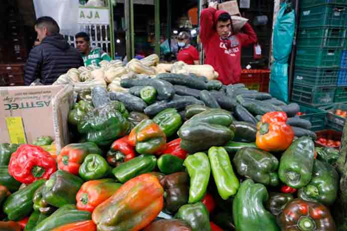 La inflación sigue agudizándose en Colombia y se sitúa en 8,53 % interanual - pimentones y pepinos a la venta en la plaza de mercado Corabastos